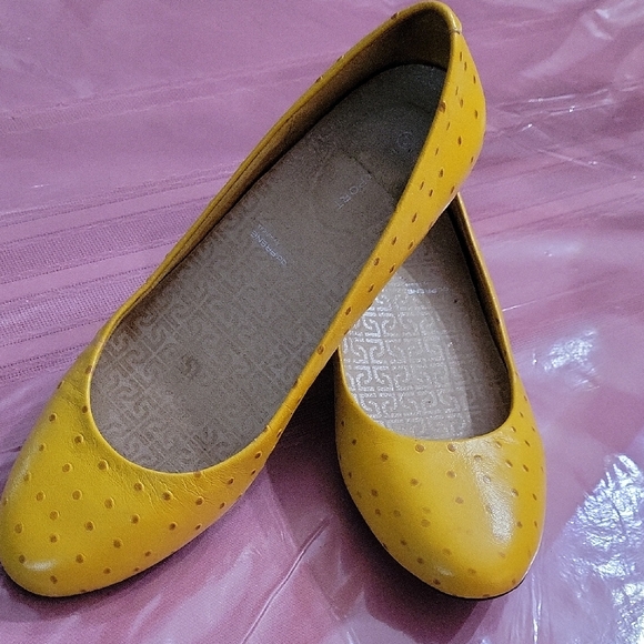 Rockport Chic Yellow Women's Loafers - Picture 1 of 8
